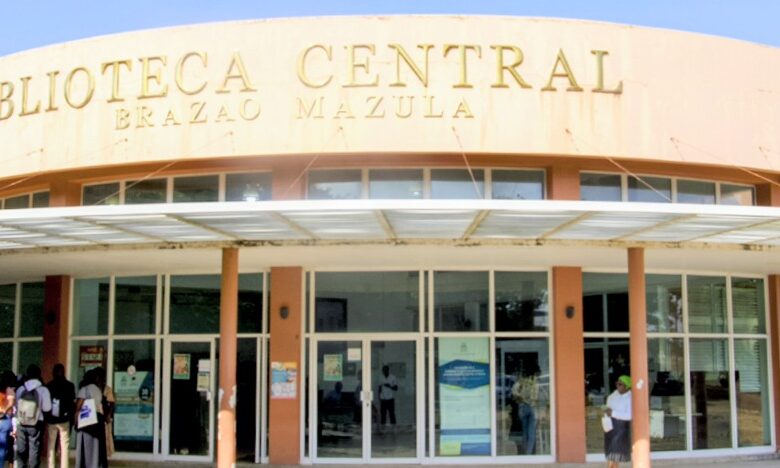 Vandalizada Biblioteca Central Brazão Mazula na UEM