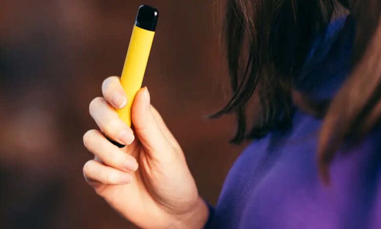 Mesmo proibido, uso de cigarro eletrônico quase dobra entre menores de idade no Brasil