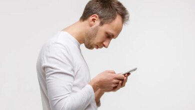 O preço de olhar para baixo: como o uso do celular está moldando dores e rugas