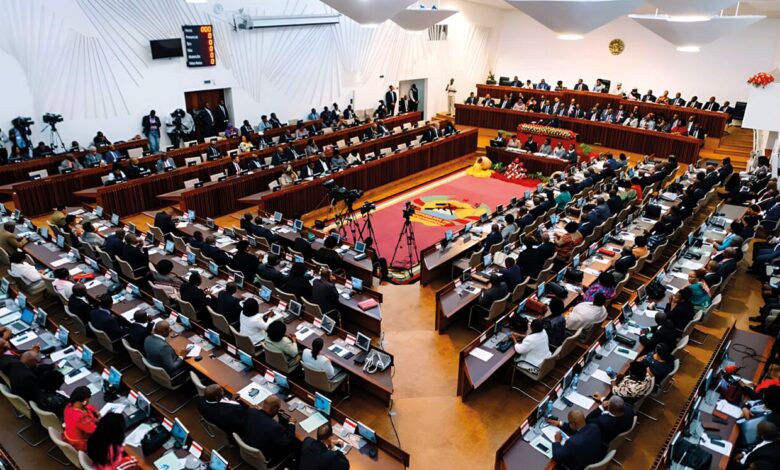 Parlamento aprova pacote legislativo da Comunicação Social