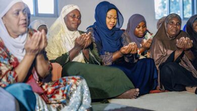 Primeira-dama entrega kits alimentares e ressalta papel social das mulheres