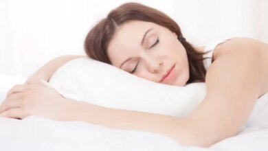 Como o seu jeito de dormir pode influenciar a saúde do coração