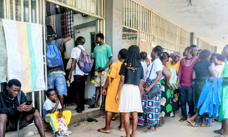 EM CHIMOIO: Mulheres abarrotam lojas em busca de capulanas