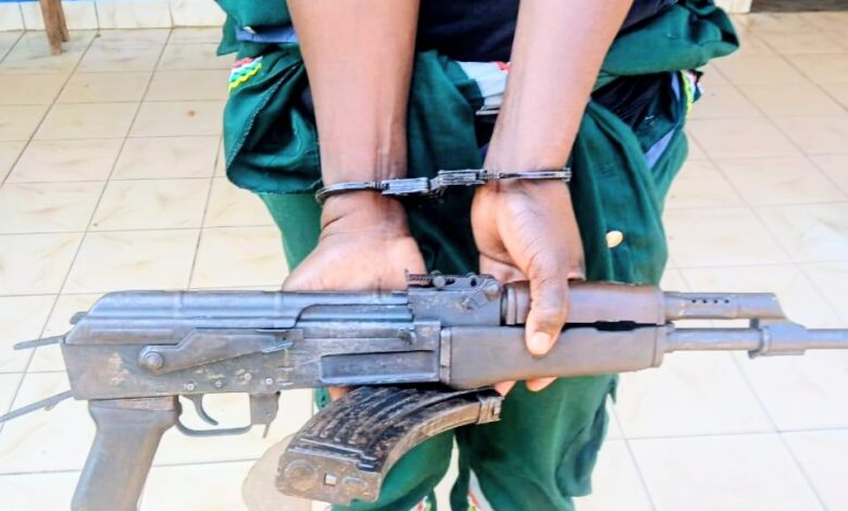 Surpreendido quando pretendia vender arma de fogo