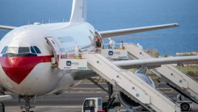 Chega a Madri avião com espanhóis evacuados de navio afetado por hantavírus