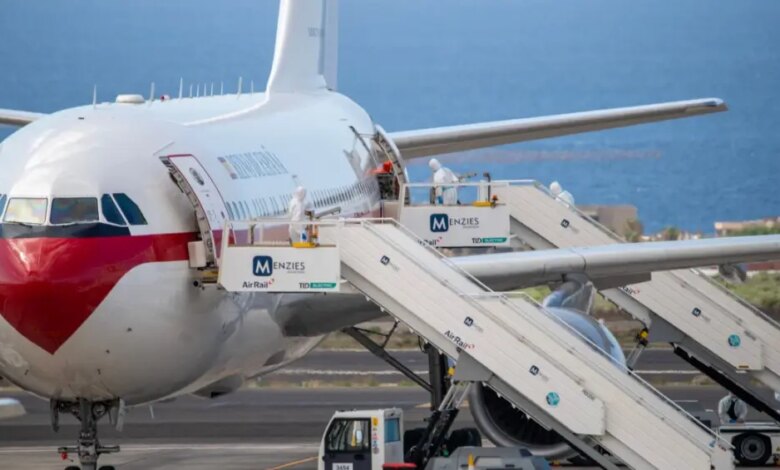 Chega a Madri avião com espanhóis evacuados de navio afetado por hantavírus