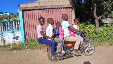 Crianças em perigo nos moto-táxis escolares
