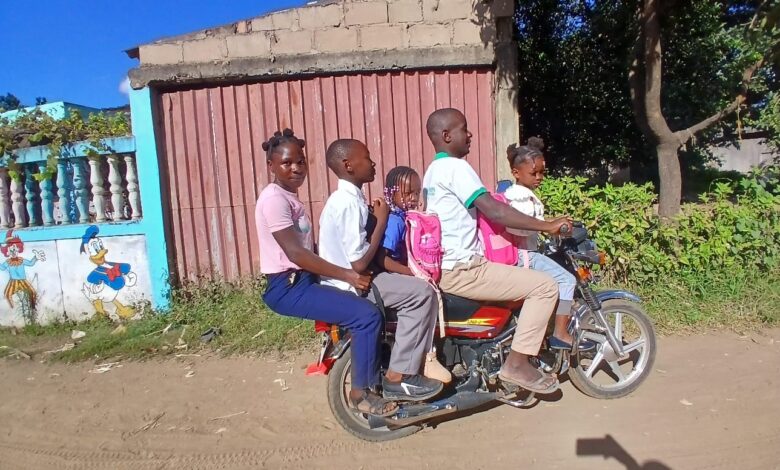 Crianças em perigo nos moto-táxis escolares