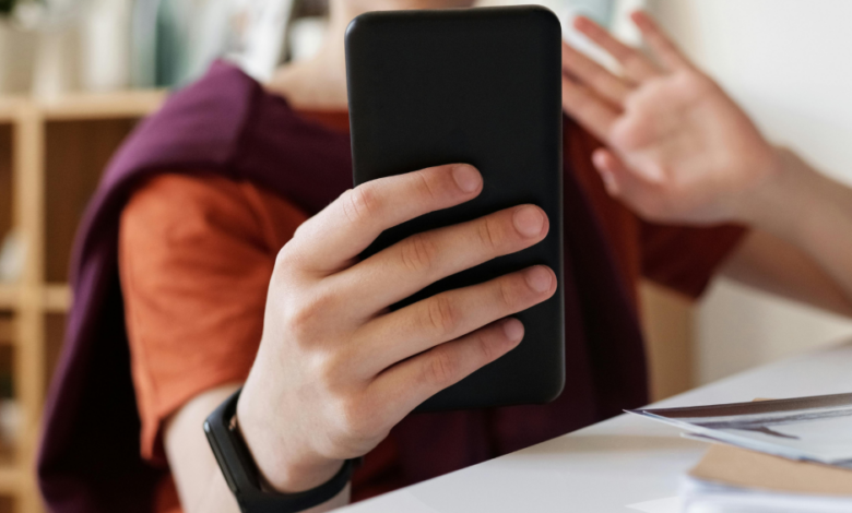 Além do tempo de tela: o que os mais jovens têm feito no celular?
