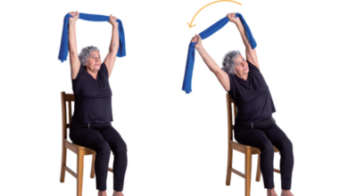 De segurar toalha com as duas mãos até andar em cima de espuma: veja exercícios para prevenir quedas em idosos