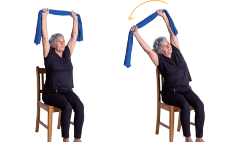 De segurar toalha com as duas mãos até andar em cima de espuma: veja exercícios para prevenir quedas em idosos