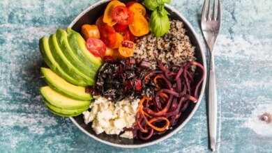 Dificuldade para perder peso na menopausa? Dieta vegana pode ajudar, mostra estudo
