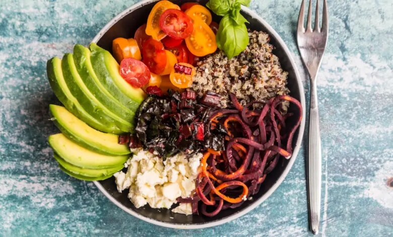 Dificuldade para perder peso na menopausa? Dieta vegana pode ajudar, mostra estudo