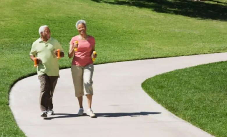 Idosos que caminham tão rápido quanto pessoas mais jovens correm menor risco de ter Alzheimer