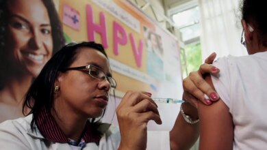 Inglaterra zera mortes de jovens por câncer de colo do útero com vacina contra HPV