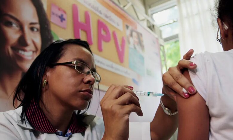 Inglaterra zera mortes de jovens por câncer de colo do útero com vacina contra HPV