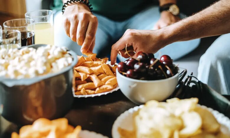 O sódio que você não vê: pesquisa revela ranking de alimentos com maior teor e traz alertas sobre os rótulos