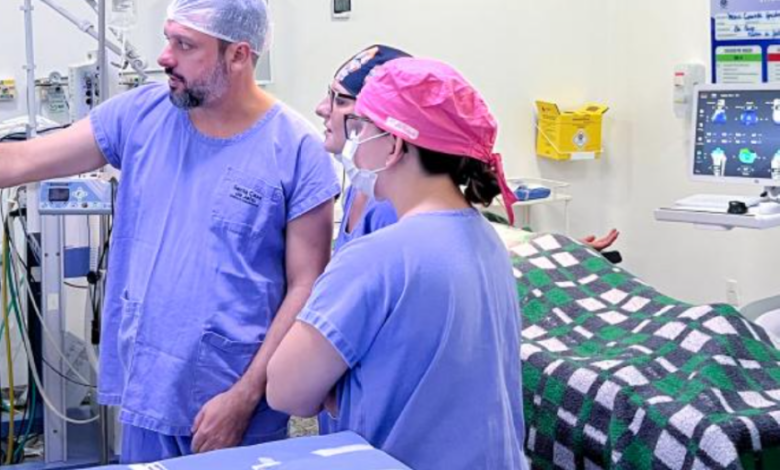 Robô cirúrgico chinês estreia no Brasil em operação inédita de joelho