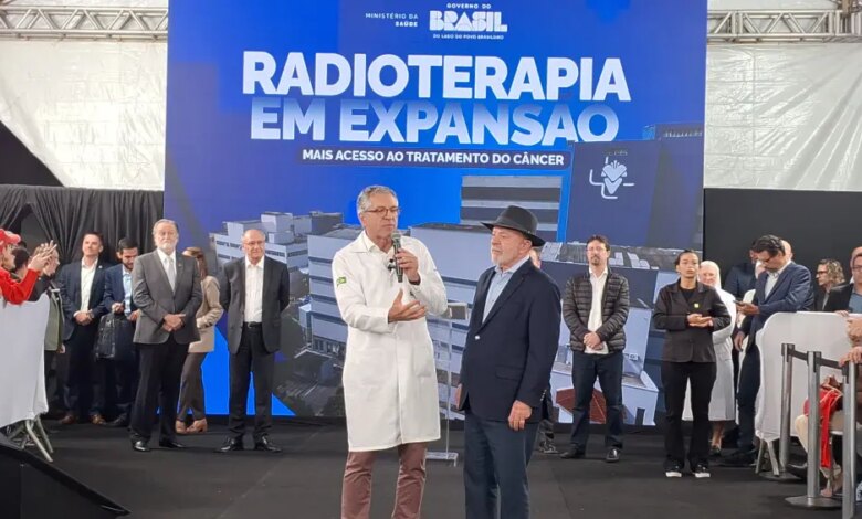 ‘Radioterapia mais moderna do que aquela que faço’, diz Lula sobre novo aparelho no SUS