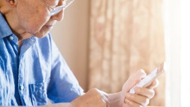 Celular pode aumentar risco de depressão depois dos 60, mas depende de como é usado