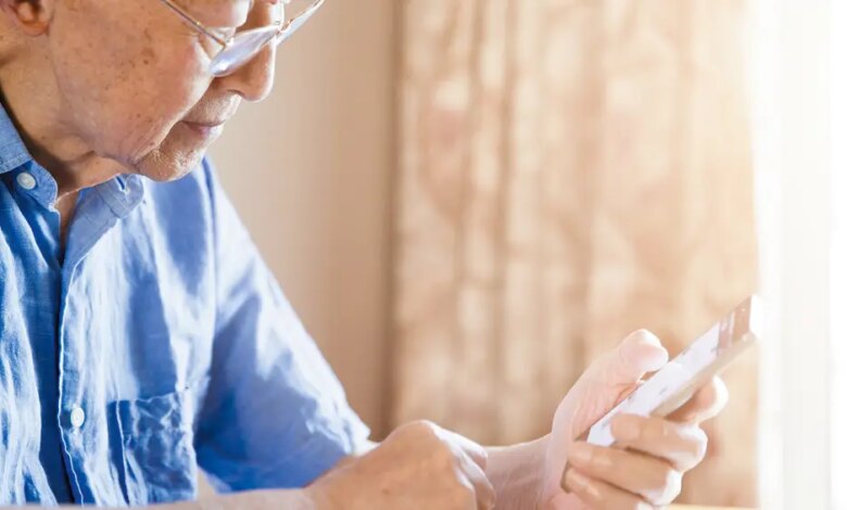 Celular pode aumentar risco de depressão depois dos 60, mas depende de como é usado