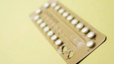 Estudo associa certos contraceptivos a maior risco de tumor cerebral; entenda a relação sem pânico
