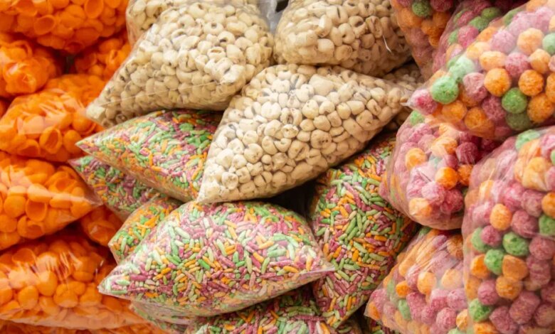 O que pacotes de salgadinhos e bolachas fazem com a microbiota e a saúde intestinal