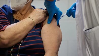 Pode tomar vacina da gripe e da covid no mesmo dia? Estudo com 2,5 milhões de adultos avalia segurança