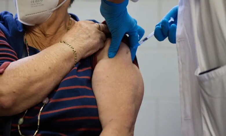 Pode tomar vacina da gripe e da covid no mesmo dia? Estudo com 2,5 milhões de adultos avalia segurança