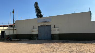 Chegada tardia de reclusos deixa juízes à beira de nervos
