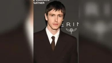 Harris Dickinson se adianta às críticas por fazer John Lennon nos cinemas