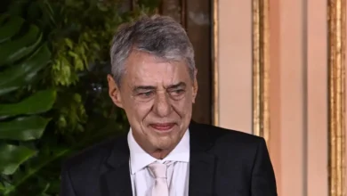 Chico Buarque aciona polícia após ser alvo de ameaça de morte