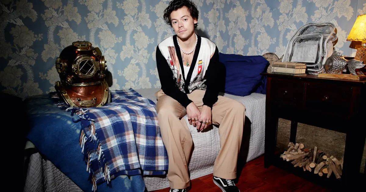 Harry Styles diz que superou ansiedade com ajuda de ex-namorada ‘extrovertida’
