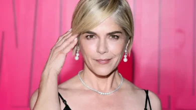 Selma Blair é detida após agredir comissários durante voo